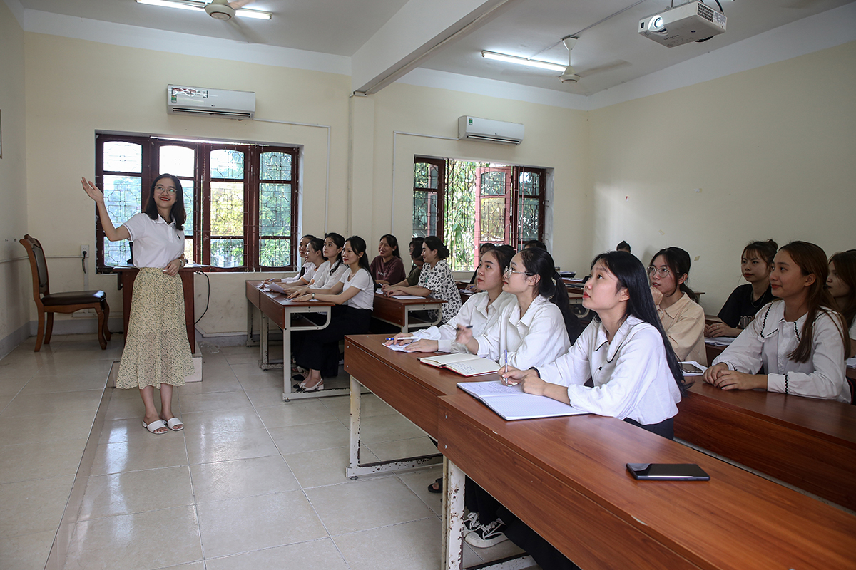 Tại ngôi trường mới, Trang được tin tưởng bầu giữ chức vụ Phó Bí thư Chi đoàn.