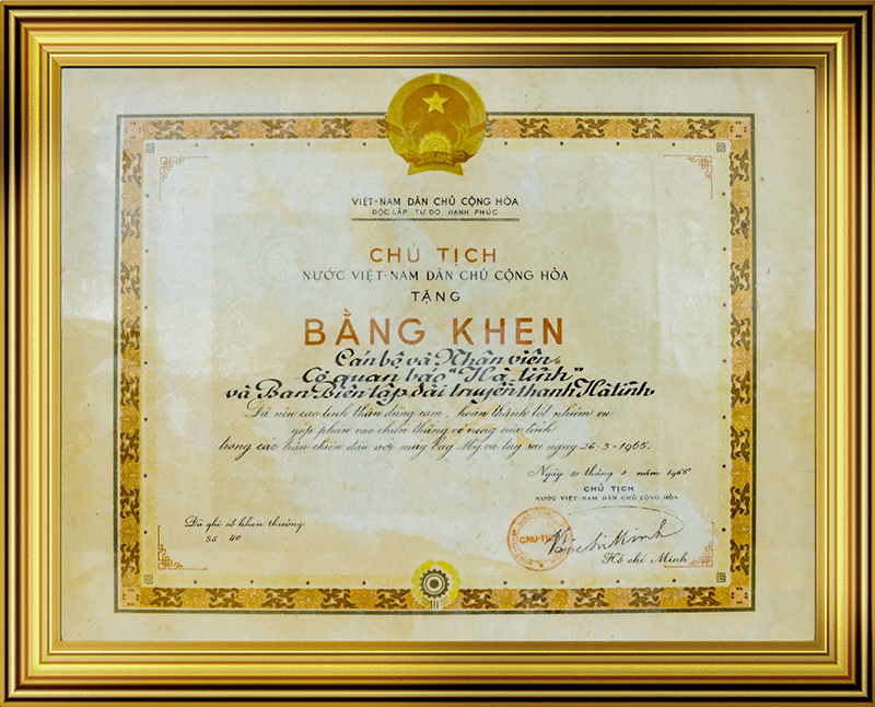 Bằng khen Chủ tịch Hồ Chí Minh tặng năm 1965.