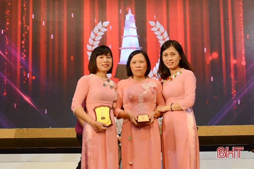 Các tác giả: Thủy Lê, Mai Thủy, Dương Hương (từ trái sang) nhận giải C - Giải Báo chí quốc gia năm 2017