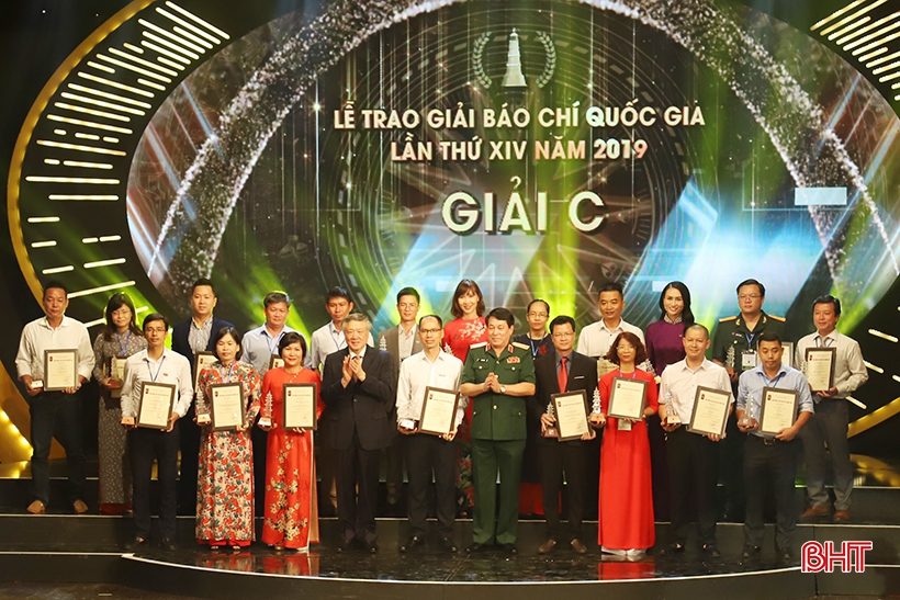 Nhà báo Nguyễn Mạnh Hà (ngoài cùng bên trái trong hàng đầu) thay mặt nhóm tác giả Báo Hà Tĩnh nhận giải C - Giải Báo chí Quốc gia năm 2019