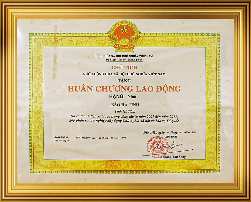 Báo Hà Tĩnh đón nhận Huân chương lao động hạng nhất năm 2012.