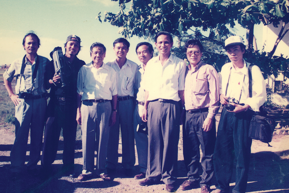 Tổng Bí thư Lê Khả Phiêu chụp ảnh lưu niệm với lãnh đạo tỉnh và các nhà báo Hà Tĩnh (năm 1998).